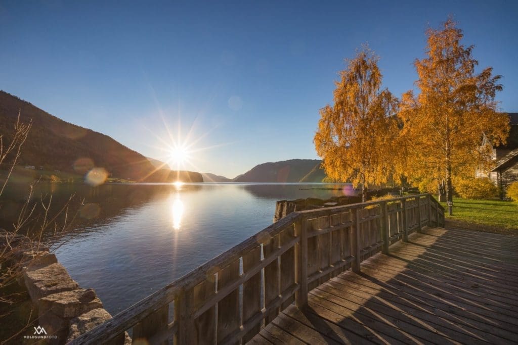 Utsikt over det rolige Hornindalsvatnet, den dypeste innsjøen i Europa, fra Raftevold Hotellomgivelser