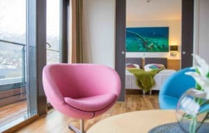 Lyst og fargerikt suiterom på Havila Hotel Ivar Aasen.