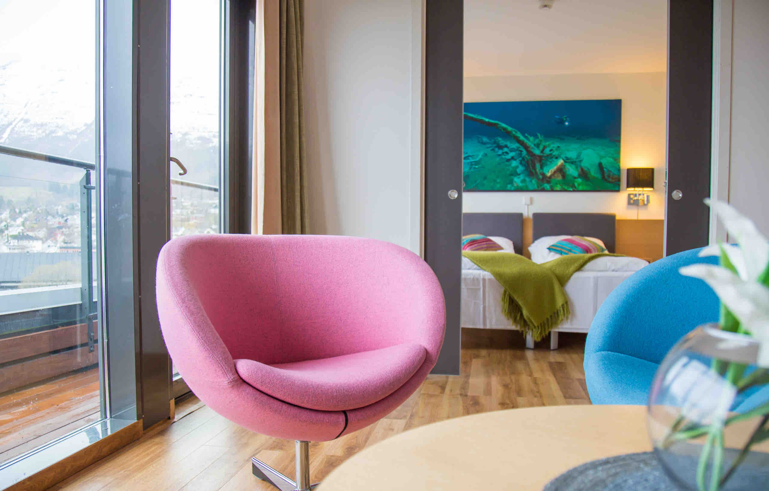 Lyst og fargerikt suiterom på Havila Hotel Ivar Aasen.