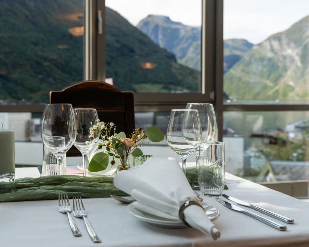 Havila Hotels | Opplev Norges Fjorder og Fjell 13 Romantisk bryllupsseremoni med fantastisk utsikt over Geirangerfjorden og dramatisk fjellandskap